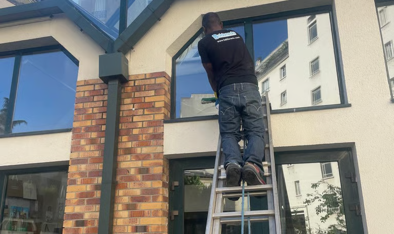Agent Baldonedo effectuant un nettoyage après travaux en hauteur