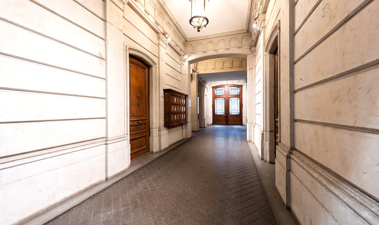 Hall d'entrée d'immeuble nettoyé — Ivry-sur-Seine