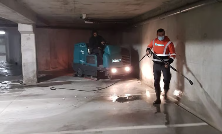 Nettoyage de parking à l'autolaveuse — Rungis